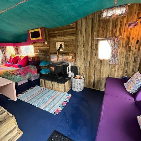Budget Stay, In Lovely Private Setting With Rustic Charm, Log Burner, Fire Pit, Campers Kitchen & Eco Loo No Bedding Supplied 나버스 외부 사진
